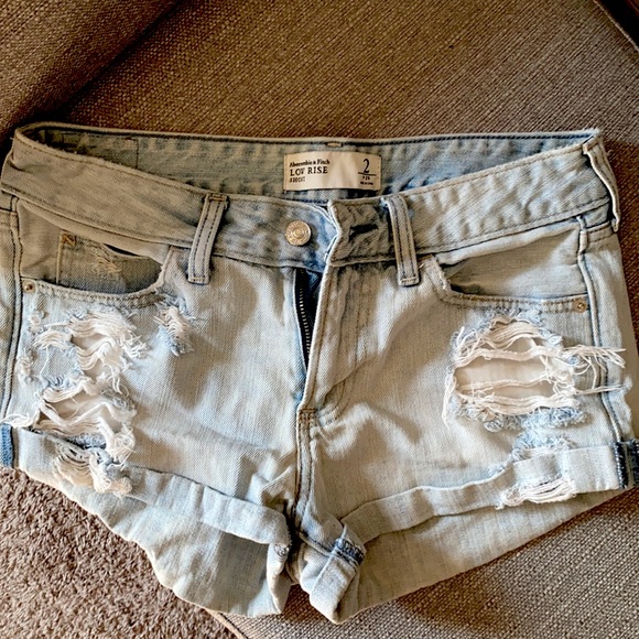 Abercrombie & Fitch Denim - Abercrombie low rise distressed shorts